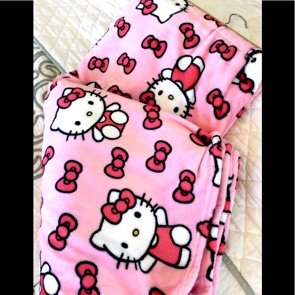 Hello kitty bow blanket